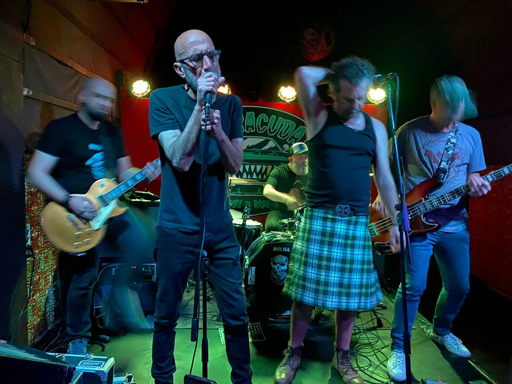 A Bulha em palco no Uncle Joe's, com os dois vocalistas ao centro e a banda em contraluz verde